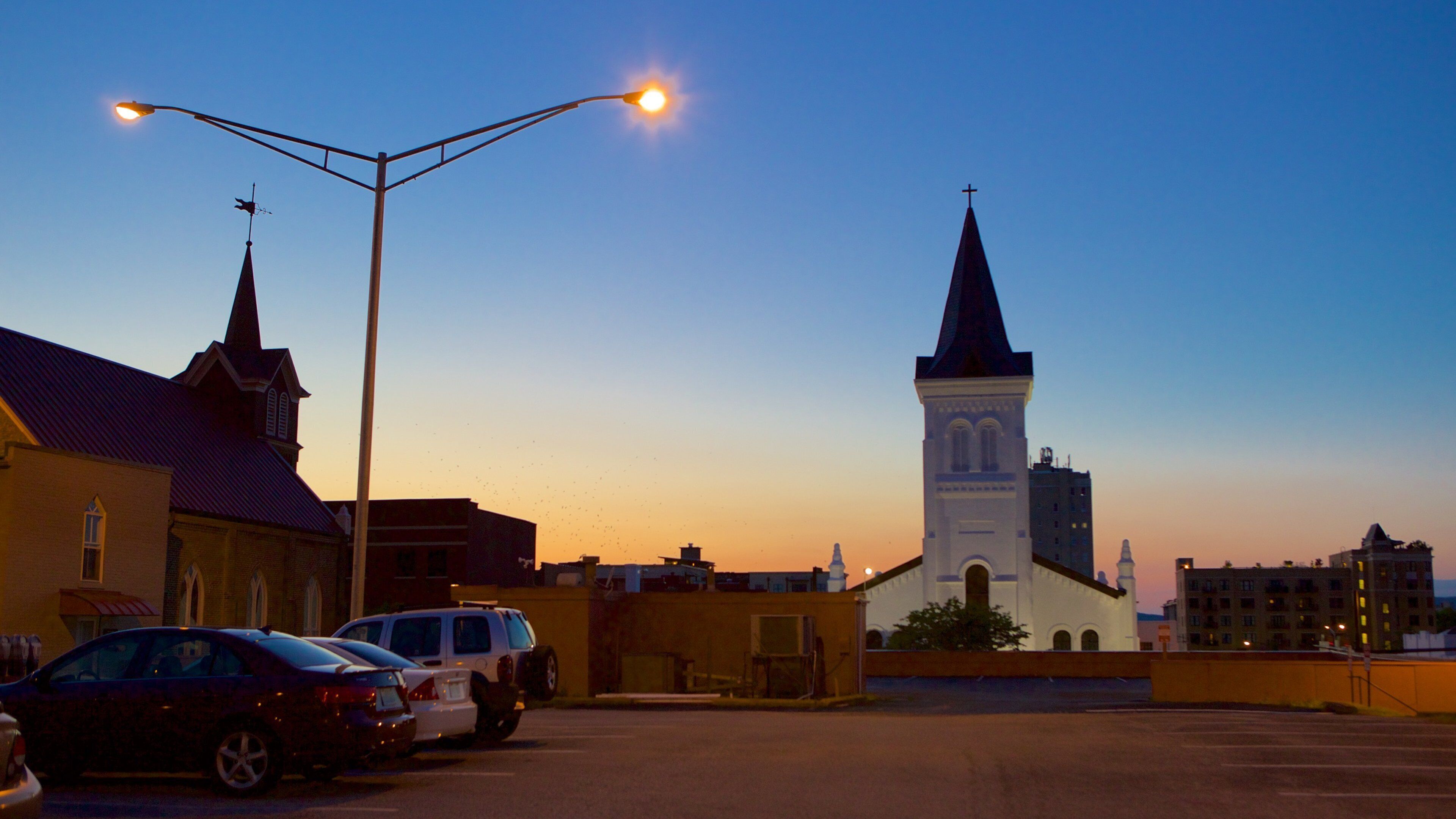 Huntsville som viser en kirke eller en katedral og en solnedgang