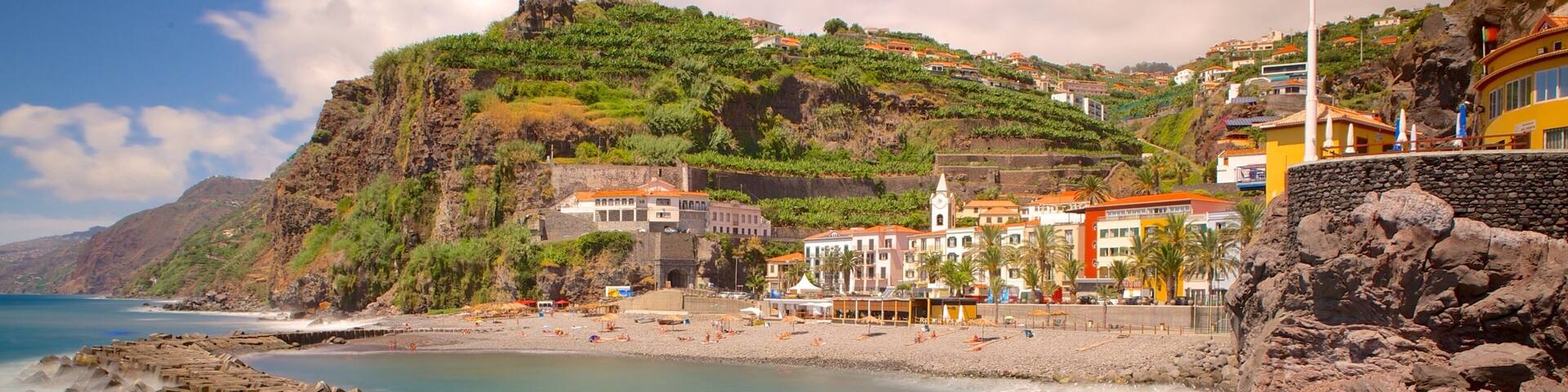 Ponta do Sol mostrando una ciudad costera y costa rocosa