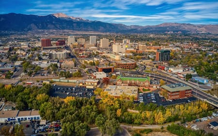 Vuelos baratos de Houston (IAH) a Colorado Springs (COS)