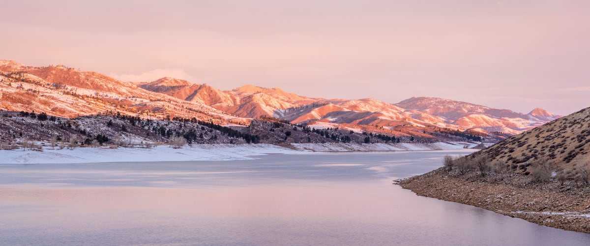 Un río congelado con montañas al fondo.