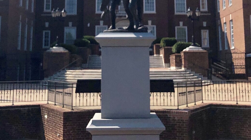 Construction was completed in 1933 on the New Legislative Hall which replaced the Old State Capitol which had been in use since 1791.