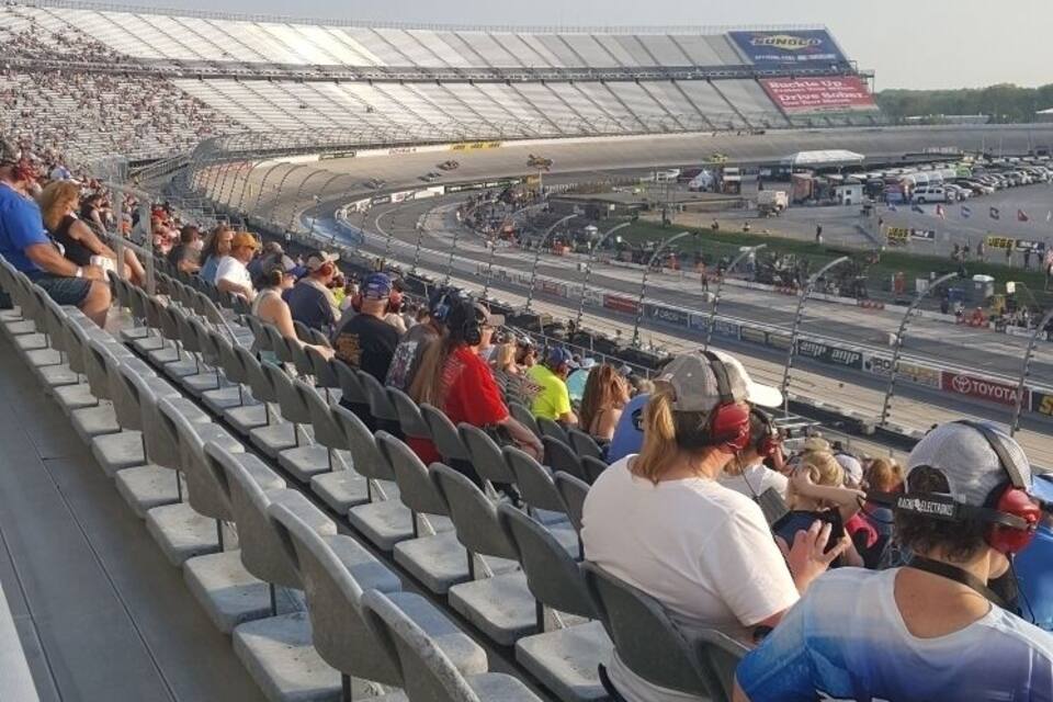 Un estadio con espectadores sentados en hileras.