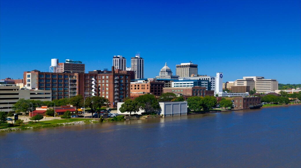 Peoria showing a city, skyline and a lake or waterhole