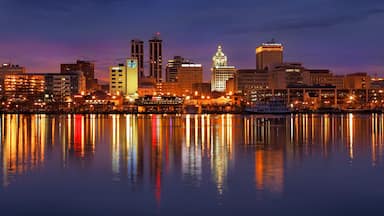 Peoria featuring a city, skyline and a lake or waterhole