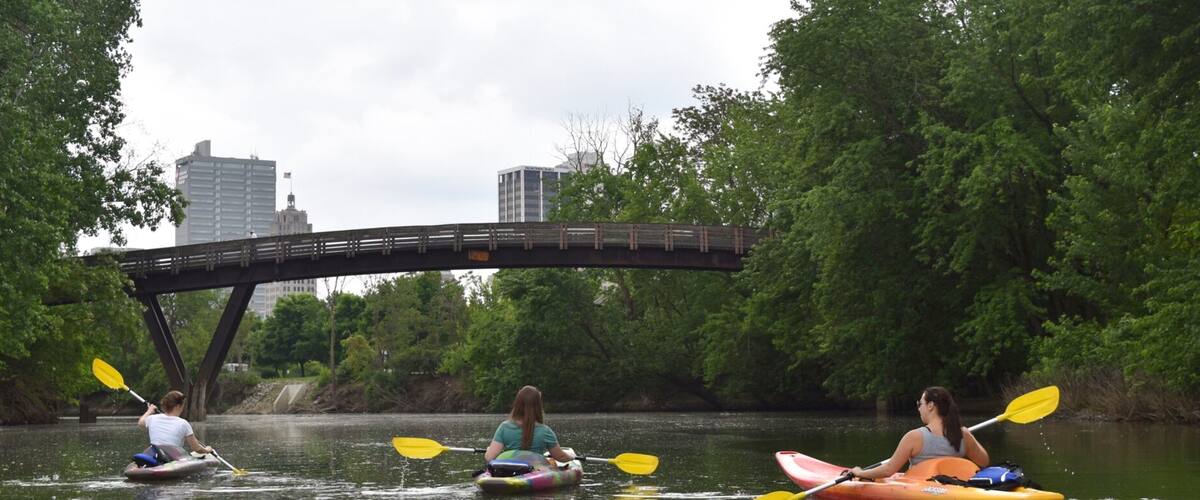 Fort Wayne che include fiume o ruscello, ponte e kayak o canoa