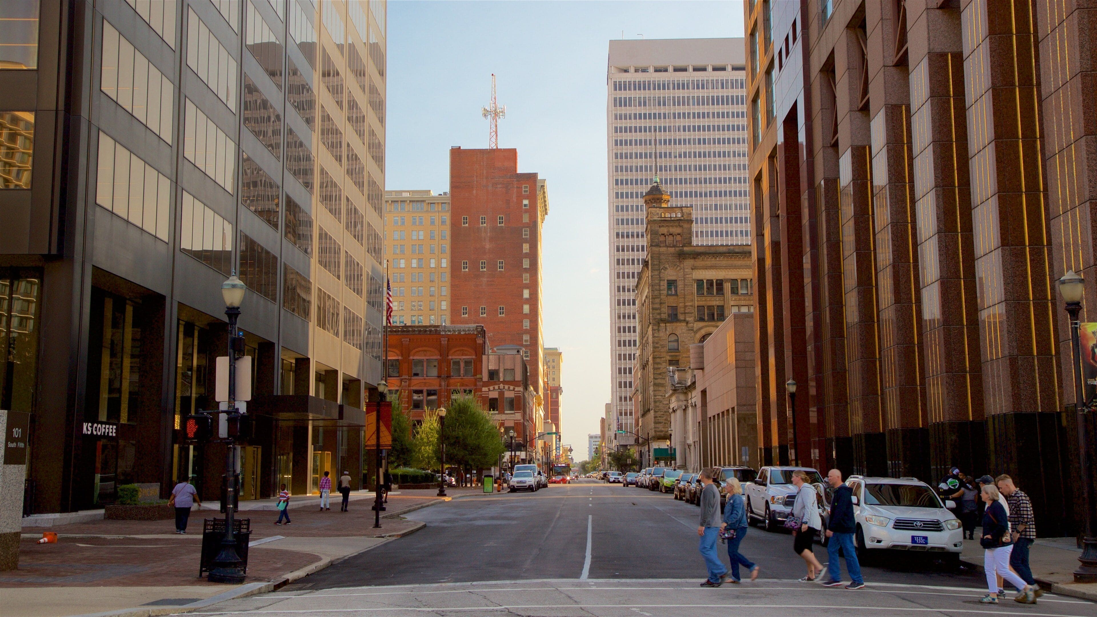 Louisville mostrando una ciudad y imágenes de calles y también un pequeño grupo de personas