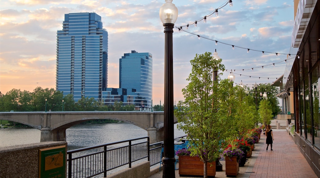 Grand Rapids som viser en solnedgang, en flod eller et vandløb og en bro