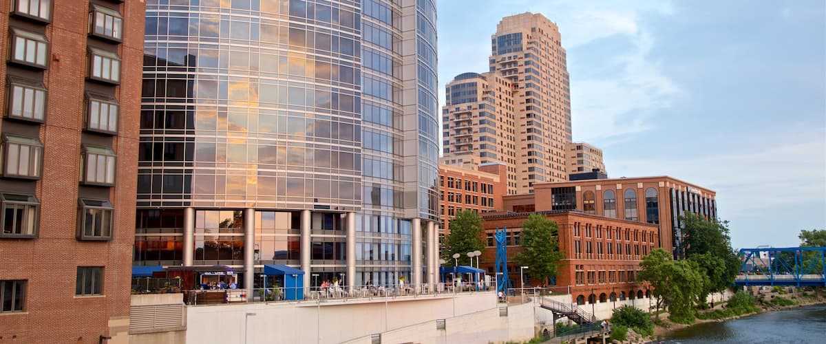 Grand Rapids som omfatter en by og en flod eller et vandløb