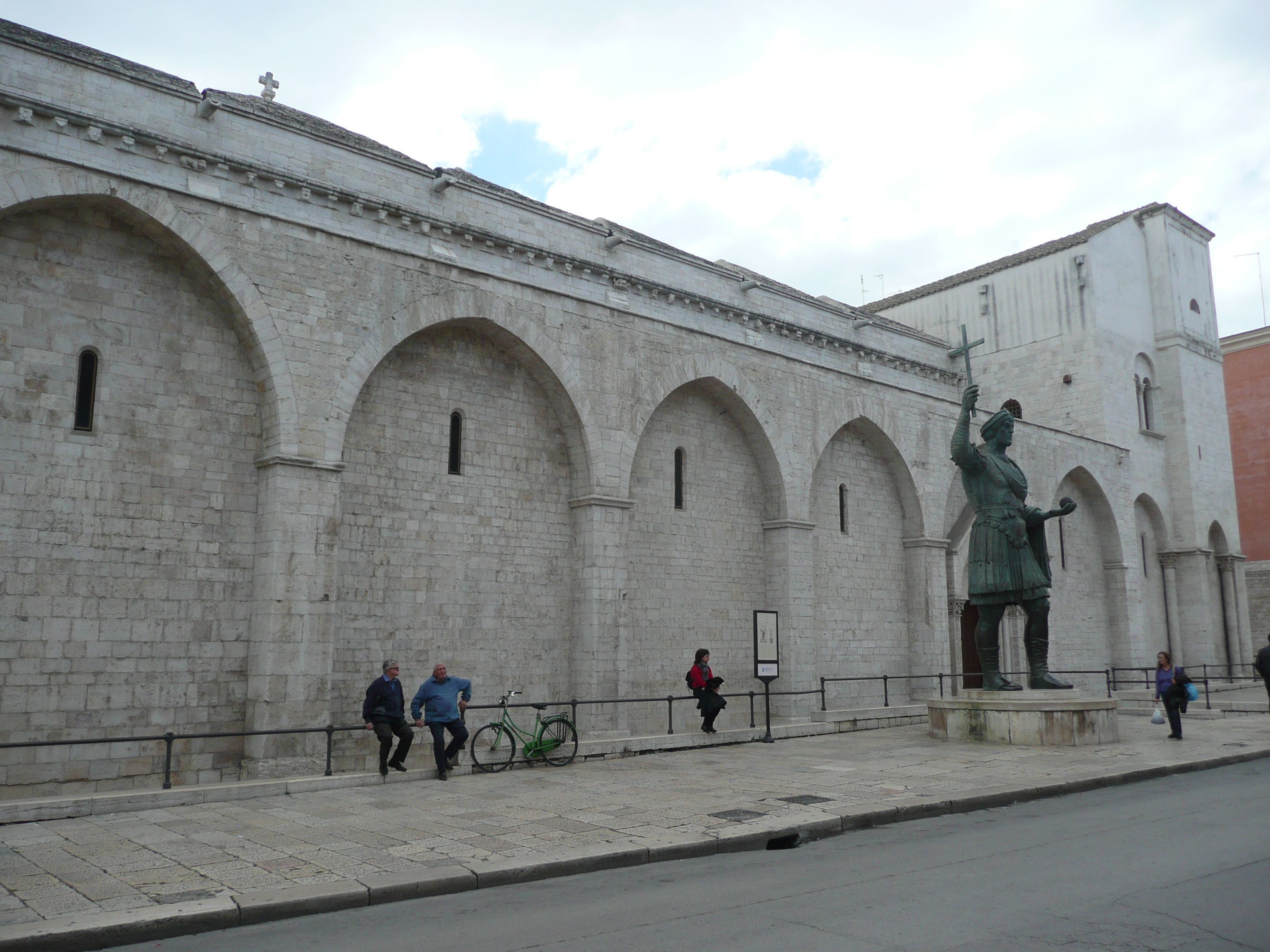 view of Eraclio - Colossus of Barletta - Corso Vittorio Emanuele