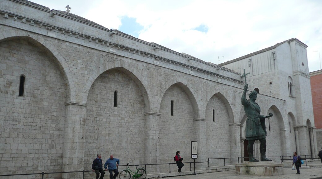 view of Eraclio - Colossus of Barletta - Corso Vittorio Emanuele