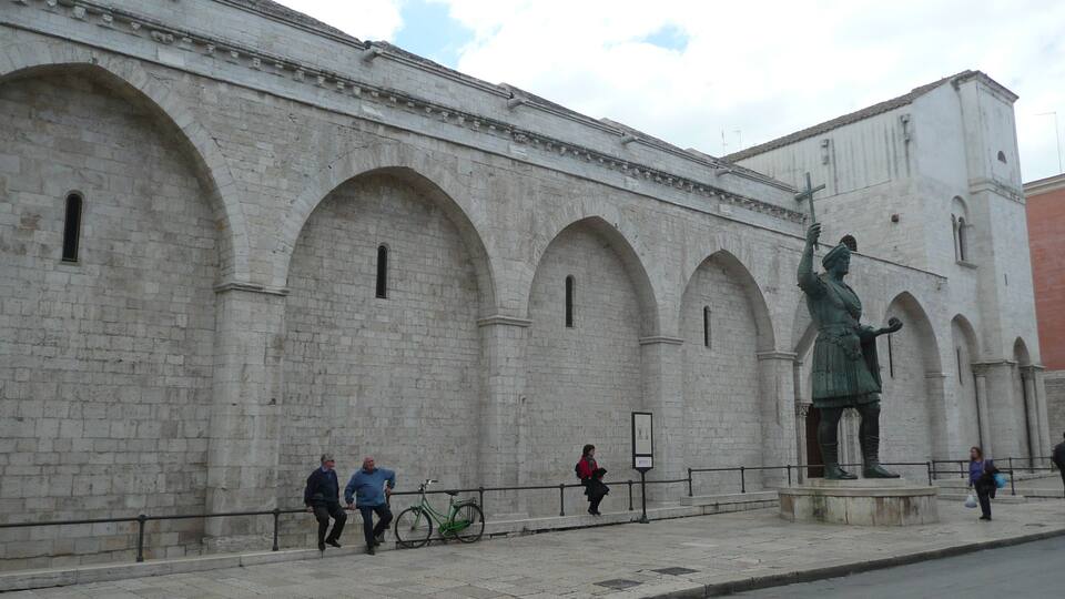 view of Eraclio - Colossus of Barletta - Corso Vittorio Emanuele