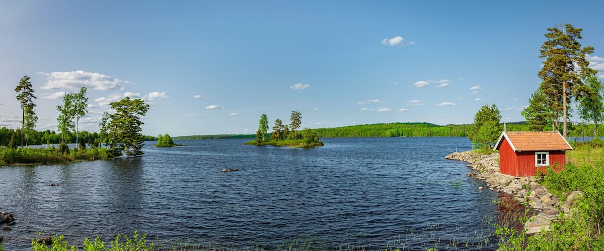 Rotes Bootshaus an  inem See in Schwden
