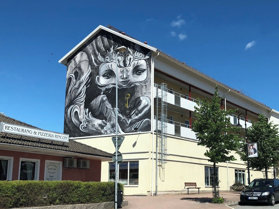 Unusual black and white mural on the side of a building.
#OnTheRoad