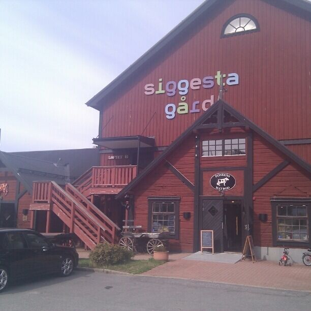 A couple of km from Bulland? lies this private owned open farm,Siggesta G?rd. There's a restaurant with great local ingredients, from vegetables to meat and fish. The farm also hosts a popular mini golf course, a mini zoo, horse riding and other outdoor activities. 