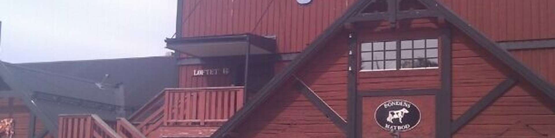 Um edifício vermelho com uma placa que diz 'sighesta garden'.