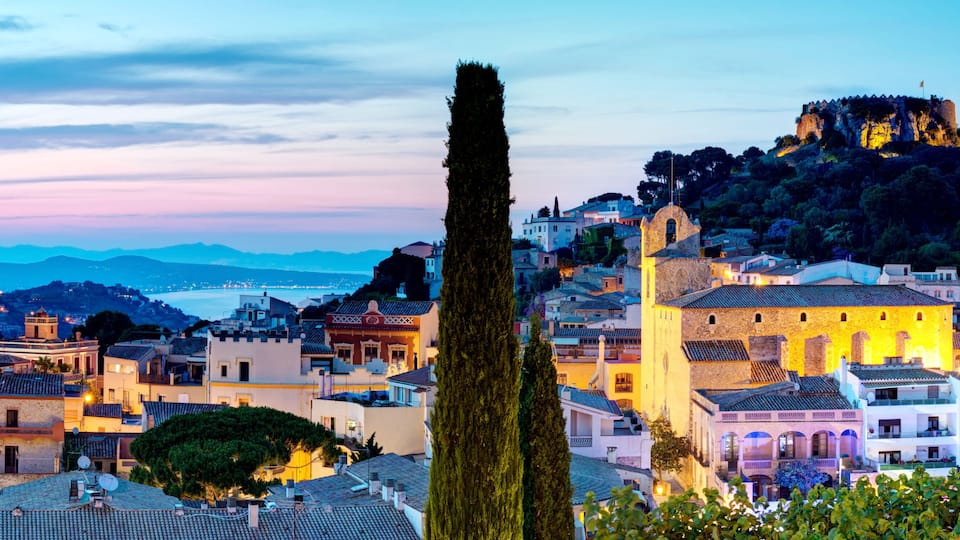 Begur, Costa Braca, Katalonien, Spanien: großes Panorama am frühem Abend.