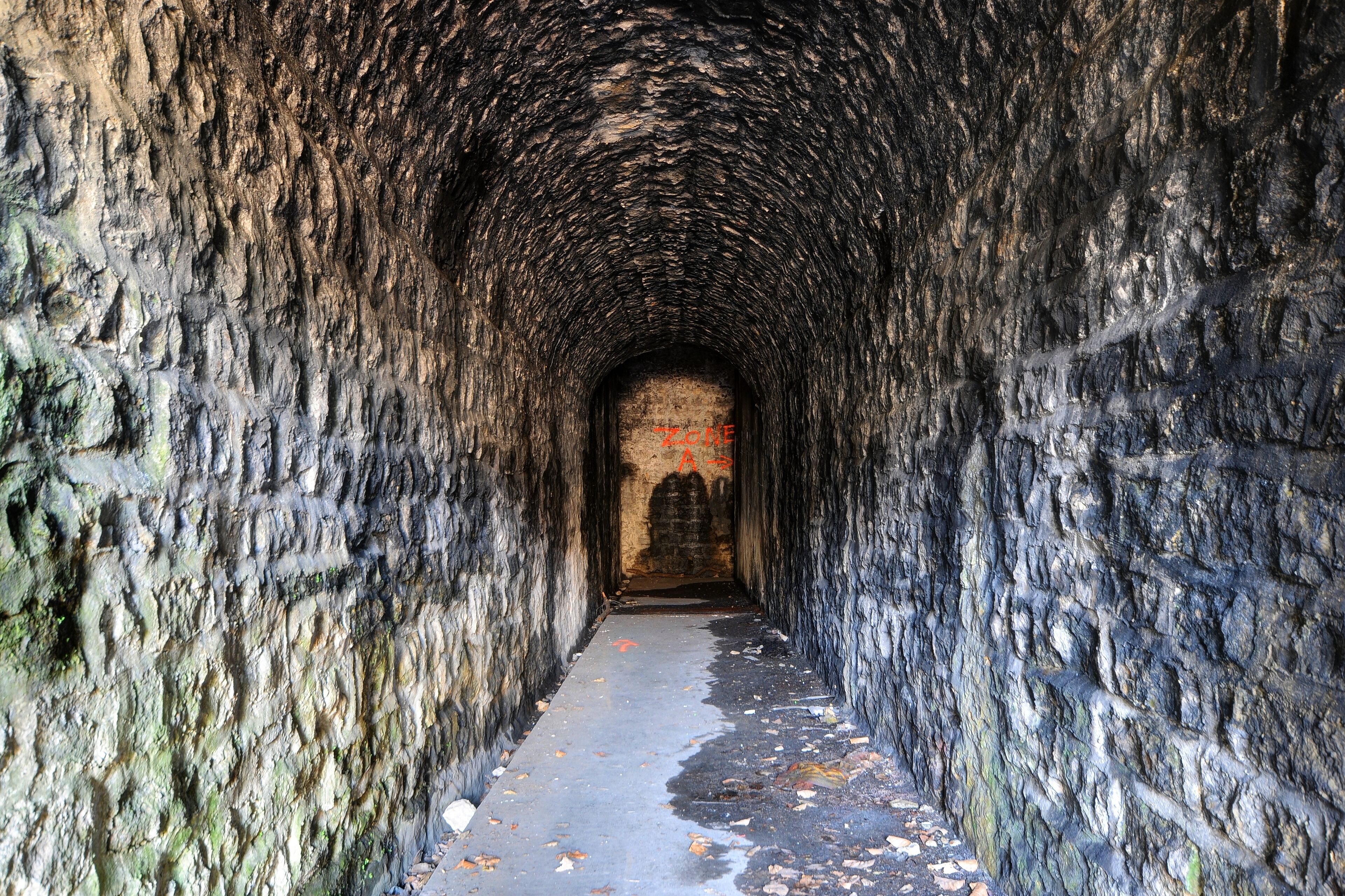 This file was uploaded with Commonist. This photograph was taken with a Nikon D300. Magasin de secteur du Bosmont : couloir de l'entrée Est (HDR).