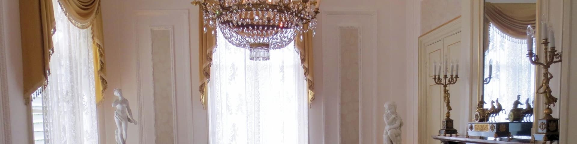 Baarn, Paleis Soestdijk:
Interieur, overzicht van de hoekkamer, een kleine eetkamer, met schouw en kroonluchter, gelegen aan de achterzijde van het middengedeelte, tussen het corps de logisch en de Soester vleugel
#architecture