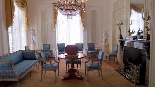 Baarn, Paleis Soestdijk:
Interieur, overzicht van de hoekkamer, een kleine eetkamer, met schouw en kroonluchter, gelegen aan de achterzijde van het middengedeelte, tussen het corps de logisch en de Soester vleugel
#architecture