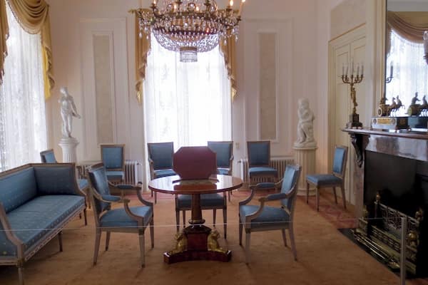 Baarn, Paleis Soestdijk:
Interieur, overzicht van de hoekkamer, een kleine eetkamer, met schouw en kroonluchter, gelegen aan de achterzijde van het middengedeelte, tussen het corps de logisch en de Soester vleugel
#architecture