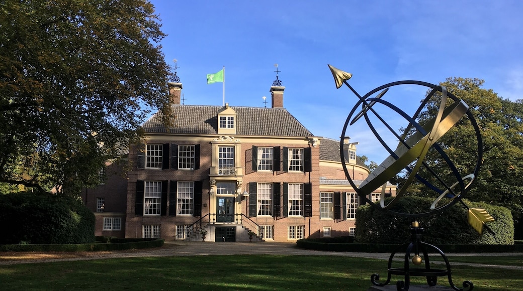 No towers and just a small moat. But a great park and mansion, a sundial and a top (lunch) restaurant as well.
https://kasteelgroeneveld.nl/