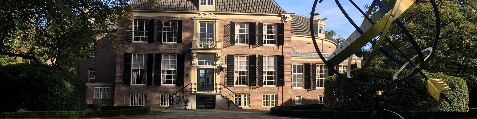 No towers and just a small moat. But a great park and mansion, a sundial and a top (lunch) restaurant as well.
https://kasteelgroeneveld.nl/
