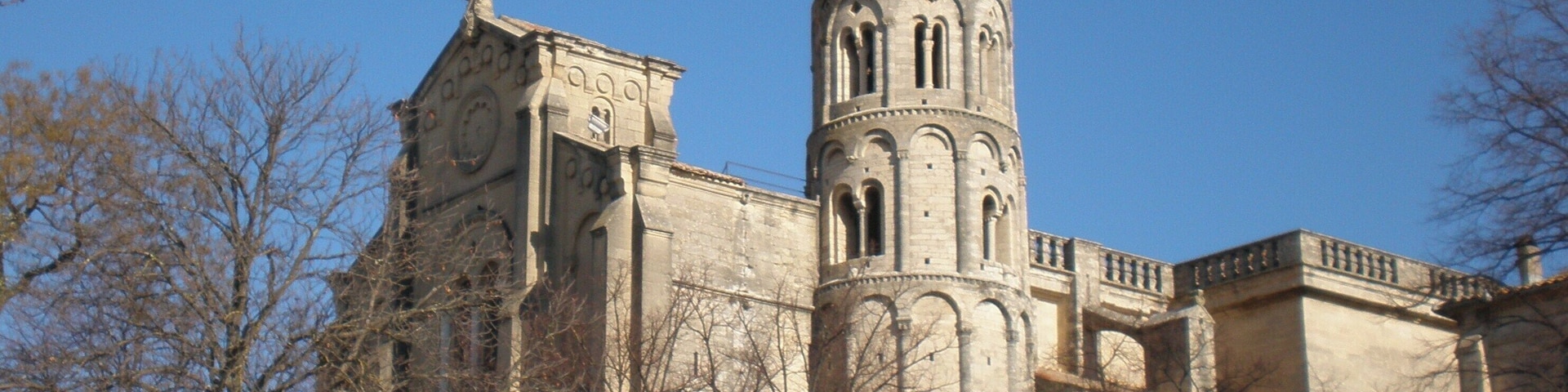Un edificio histórico con una torre destacada y un gran reloj.