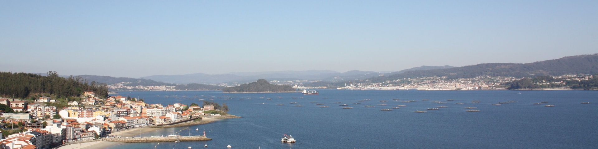 Vista panorámica de Raxó (Poio, Pontevedra). Á dereita, Marín e no centro da fotografía, a illa de Tambo.