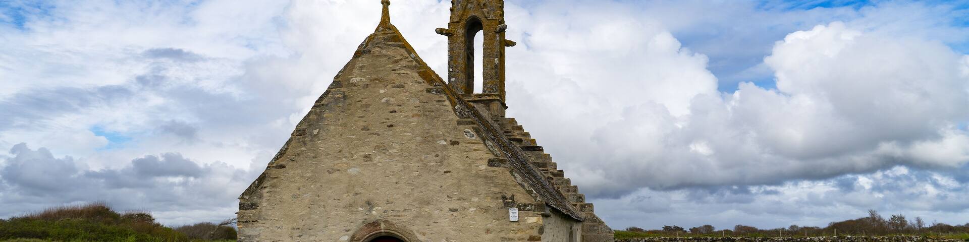 Chapelle Saint-Vio dans la Baie d'Audierne, emblème de spiritualité au cœur de la Bretagne.
