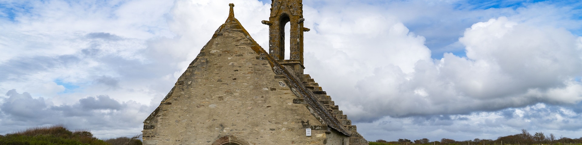 Chapelle Saint-Vio dans la Baie d'Audierne, emblème de spiritualité au cœur de la Bretagne.