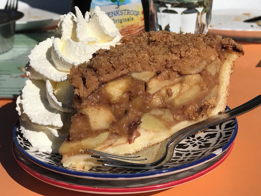 Dutch apple pie with fresh whipped cream at Theehuis Rhijnauwen restaurant. #theehuisrhijnauwen #dutch #dutchpancake #localfood #dutchfood #theehuisrhijnauwen #applepie #ultrechtnetherlands #teahouserhijnauwen #dutchfood #foodie #dutch #flashpackingbarbie #worldtrip2019 #