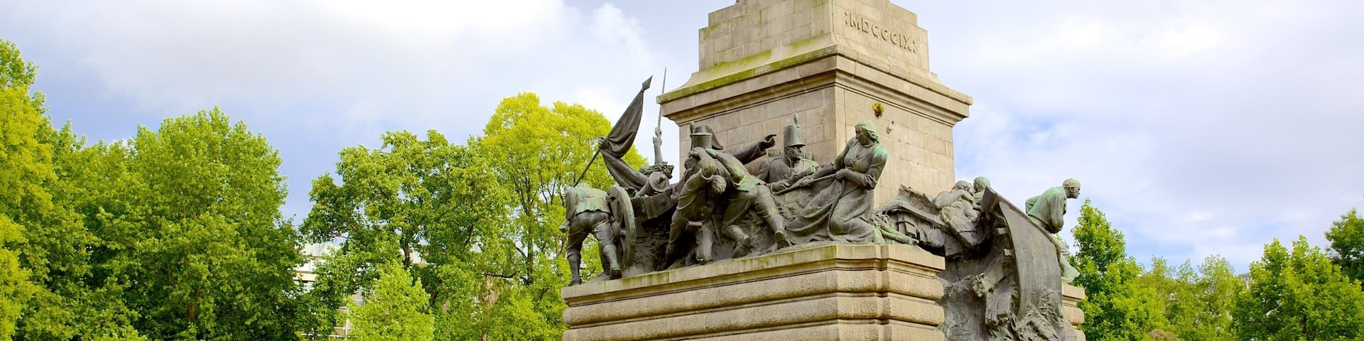 Porto featuring a monument, a park and a statue or sculpture