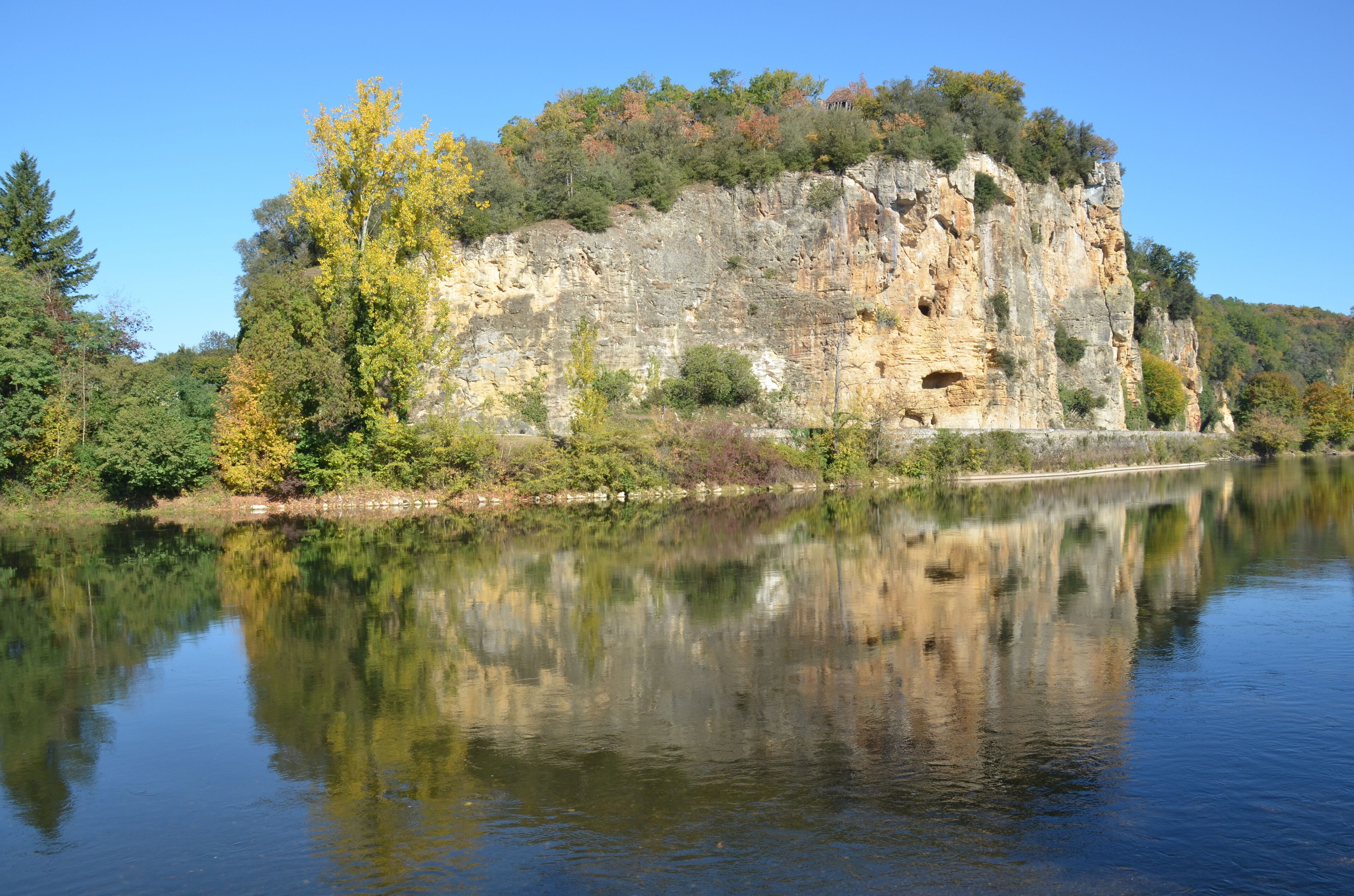 Spectacular reflections of nice rock formations along the Dordogneriver