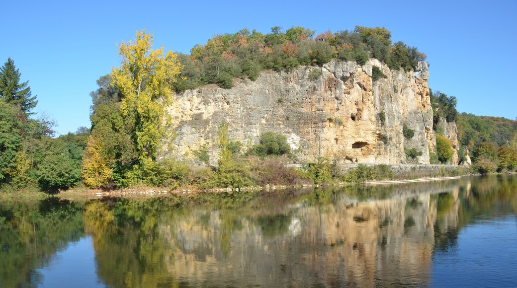 Spectacular reflections of nice rock formations along the Dordogneriver