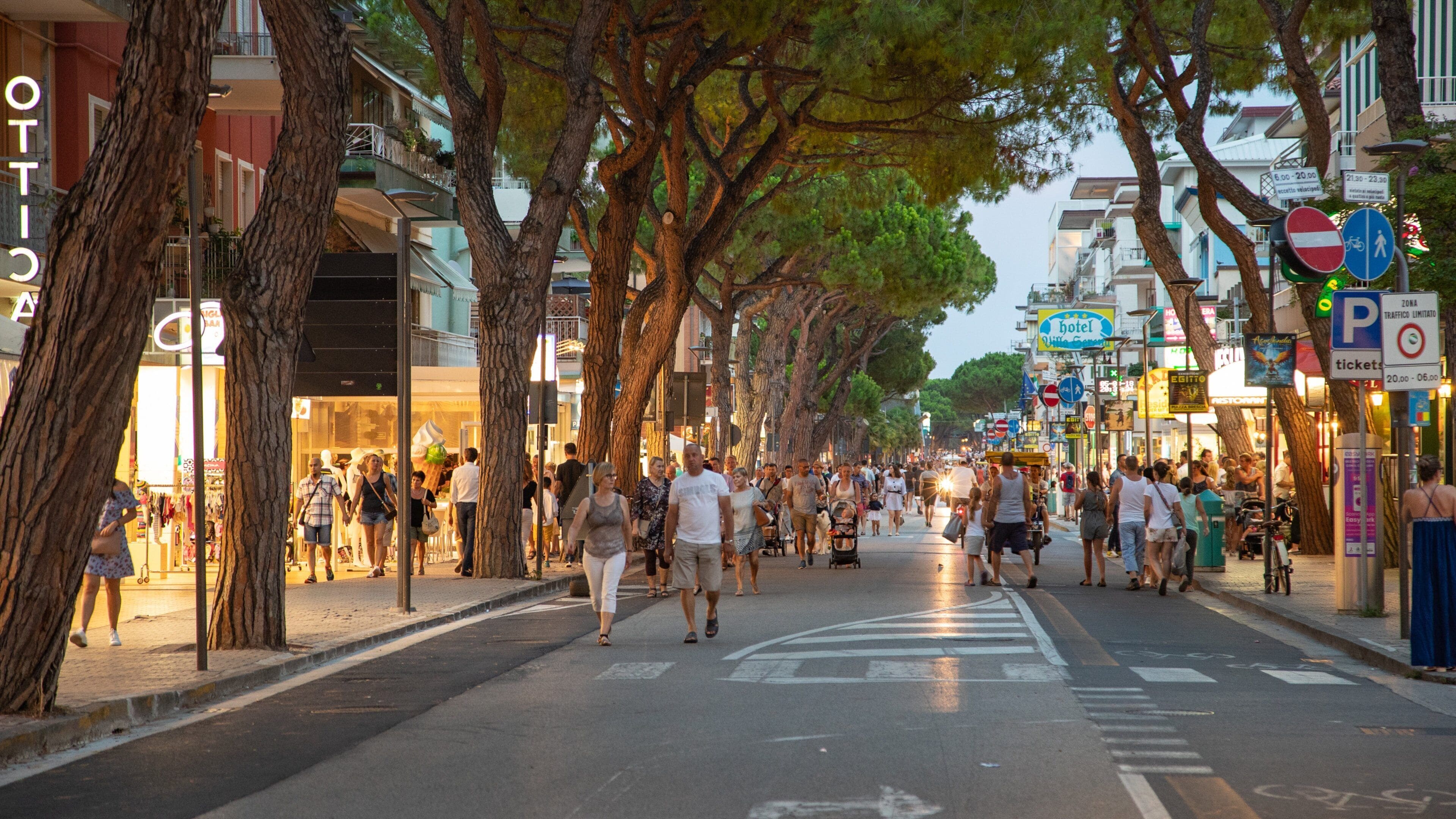 Jesolo which includes street scenes