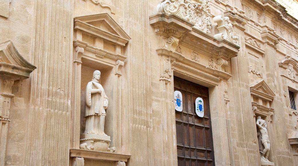 Lecce som inkluderer historisk arkitektur