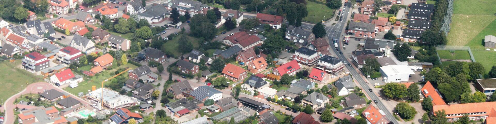 Fotoflug: von Flughafen Ganderkesee - Ganderkesee Stadt - Hasportsee - Roland Center - Grollaner See - Airport Bremen (identische Bildbeschreibung für File:2012-08-08-fotoflug-bremen zweiter flug 0001.JPG bis File:2012-08-08-fotoflug-bremen zweiter flug 0100.JPG
