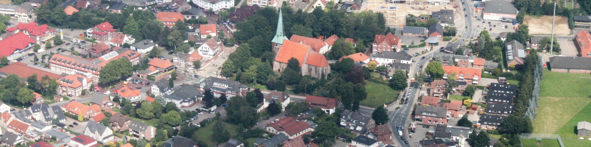 Fotoflug: von Flughafen Ganderkesee - Ganderkesee Stadt - Hasportsee - Roland Center - Grollaner See - Airport Bremen (identische Bildbeschreibung für File:2012-08-08-fotoflug-bremen zweiter flug 0001.JPG bis File:2012-08-08-fotoflug-bremen zweiter flug 0100.JPG