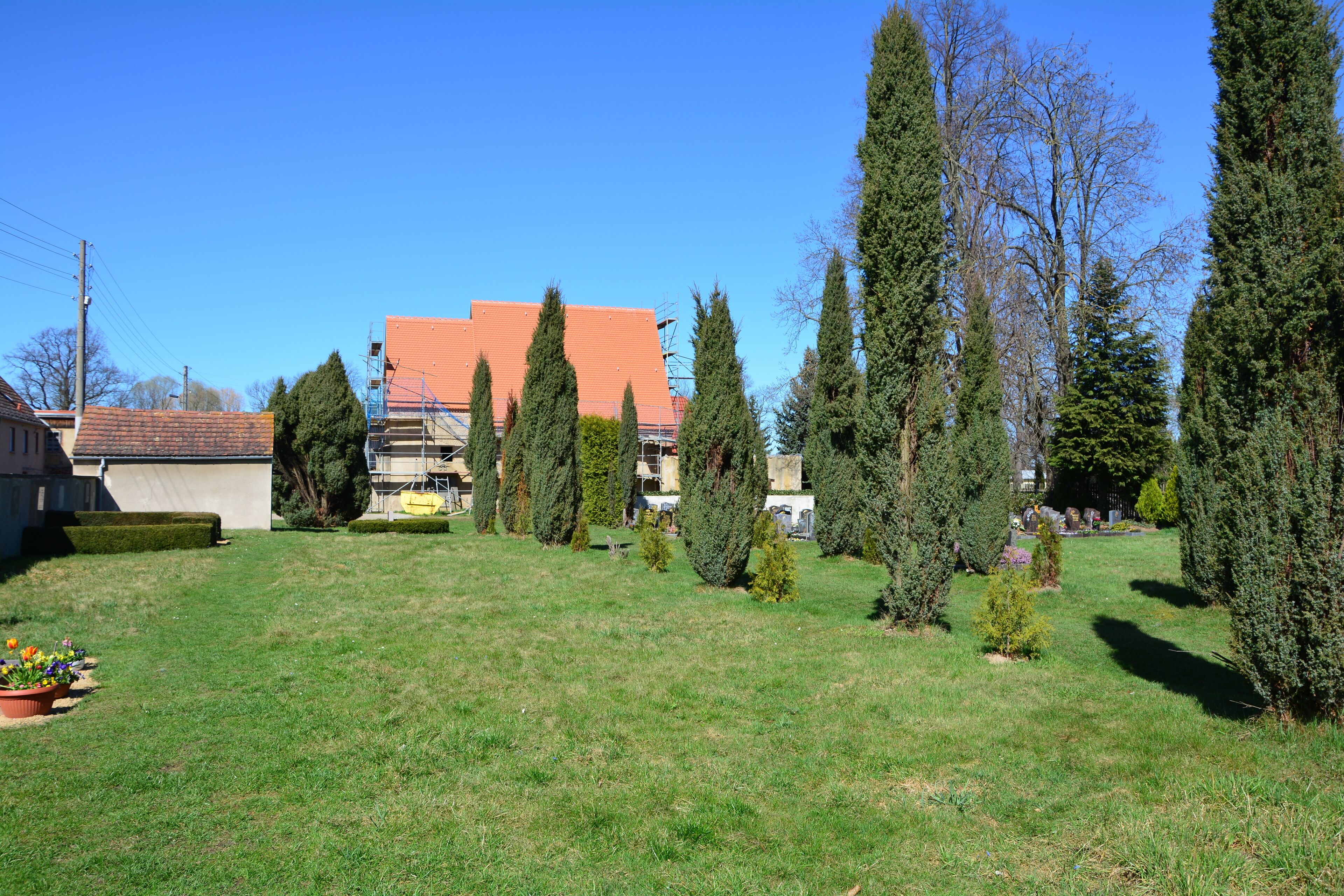 Kirche in Canitz (Liebschützberg):umfangreiche Dacharbeiten. Das Dach über den Kirchenschiff und dem Turmstumpf bildet einen geschlossenen Kirchenraum, ähnlich der vor 700 Jahren errichteten Canitzer Kirche. Zustand April 2018