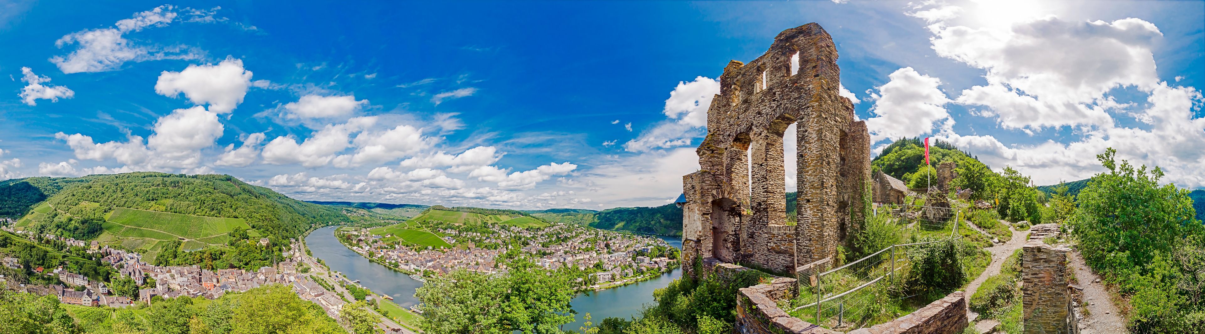 
Panorama von Grevenburg und Traben-Trarbach an der Mosel, Rheinland-Pfalz 