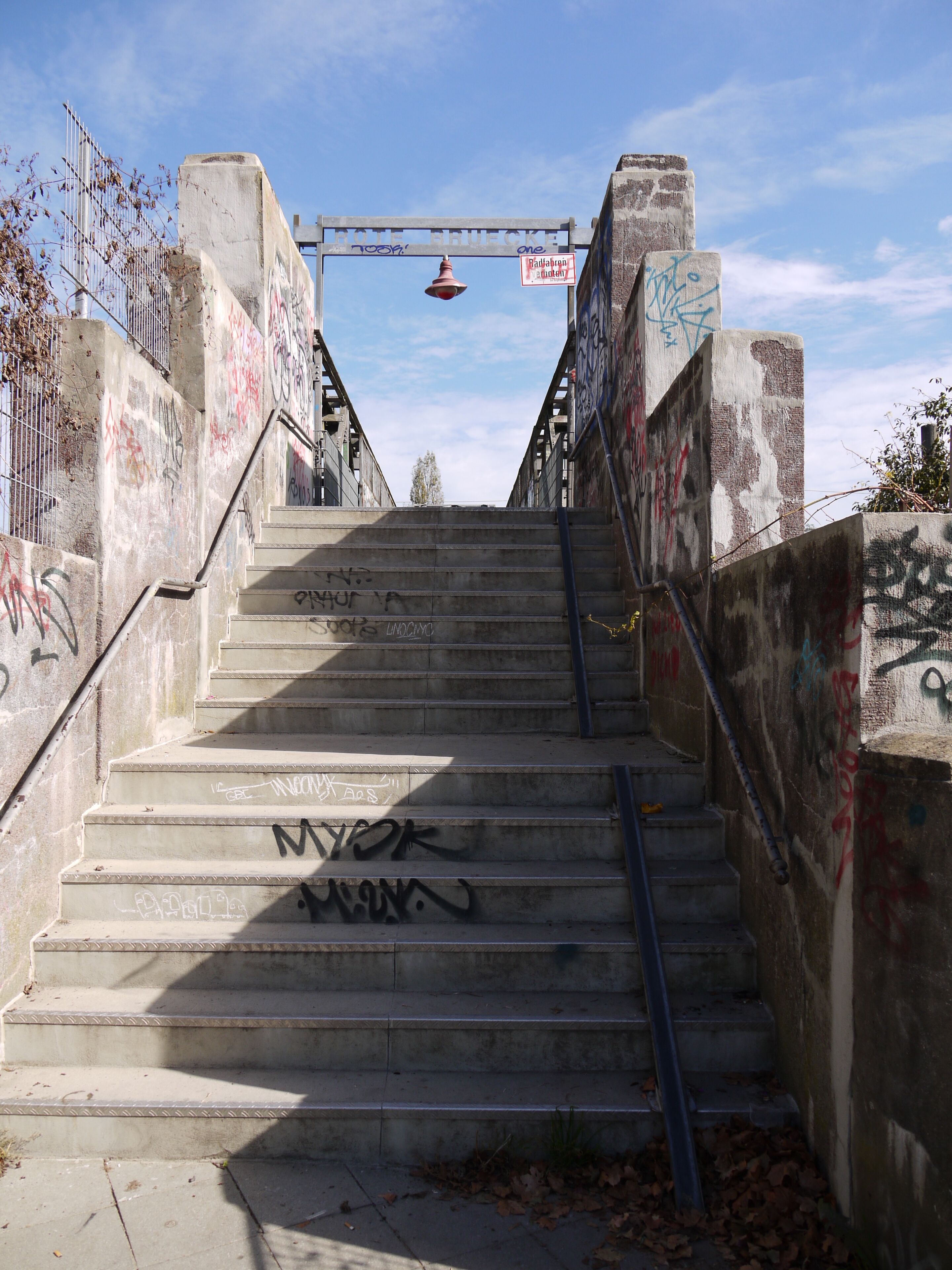 Die sogenannte "Rote Brücke", welche über dem Gelände des S-Bahnhofs Birkenwerder die Erich-Mühsam-Straße mit der Summter Straße verbindet. Nr. 1 der Liste "Baudenkmale in Birkenwerder." Ähnliche Bilder: passendes Video: Play media