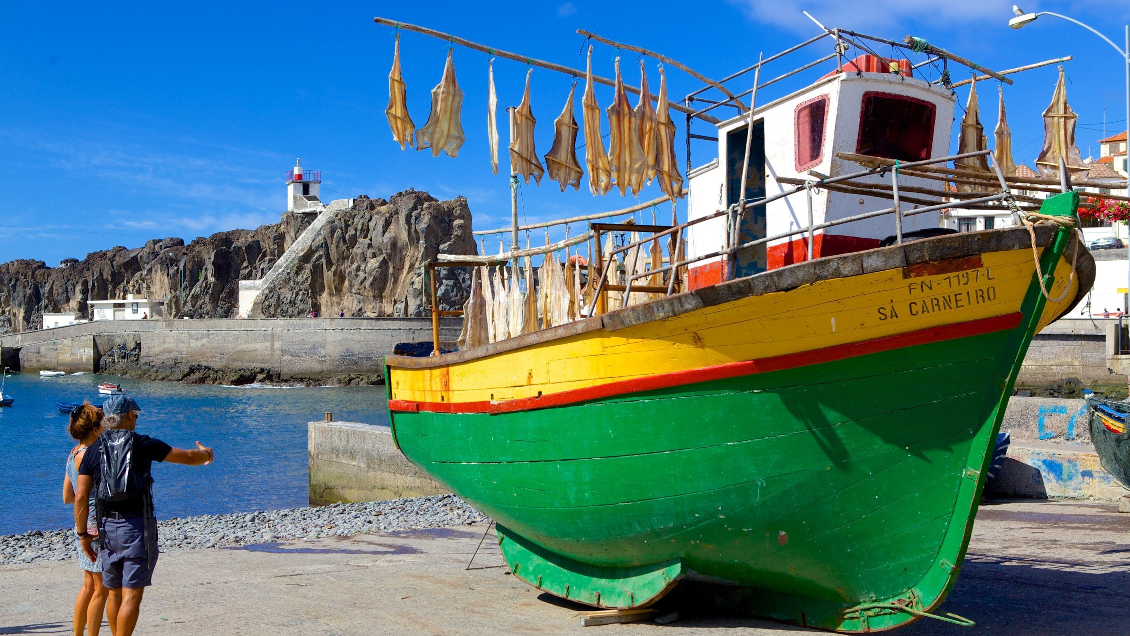 Câmara de Lobos que incluye una playa y una bahía o puerto