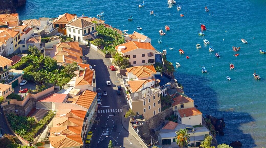 Câmara de Lobos mostrando una ciudad costera