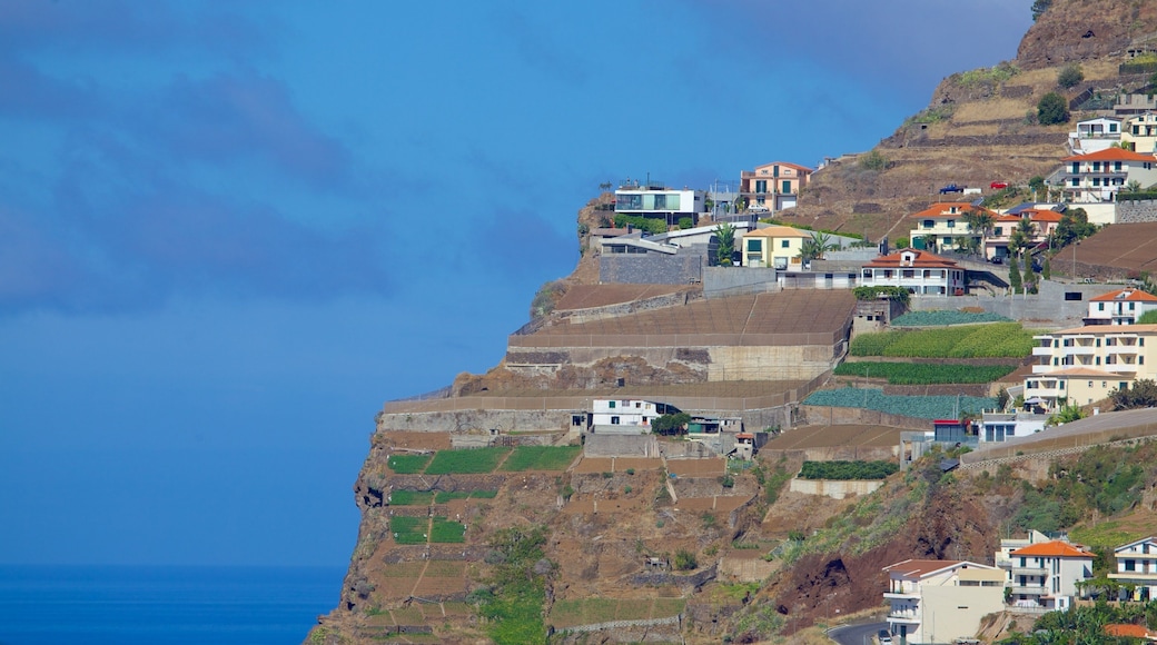 Câmara de Lobos ofreciendo una ciudad costera