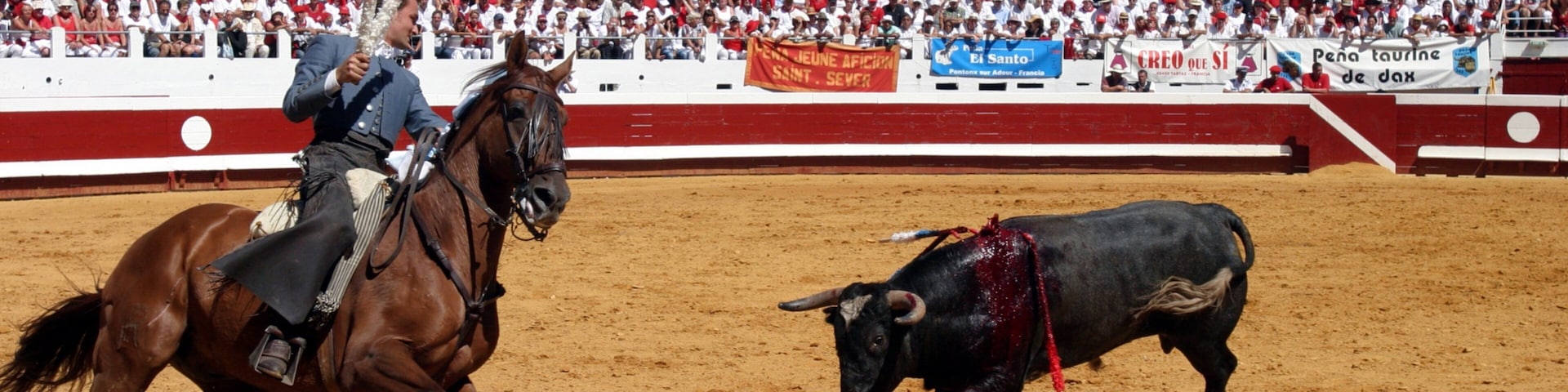 Dax caracterizando cavalgada assim como um homem sozinho