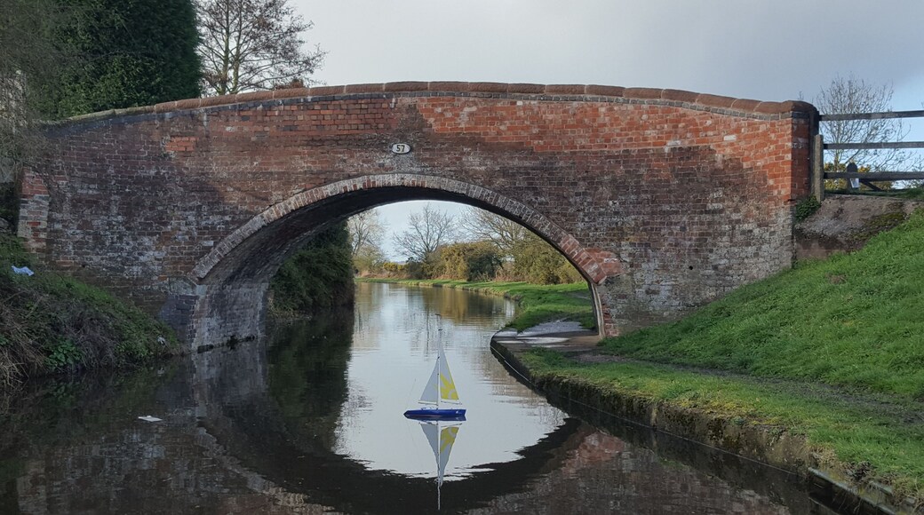 Sailing the trent and Mersey canal