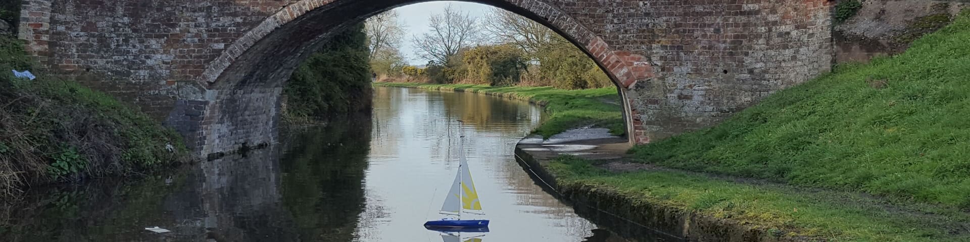 Sailing the trent and Mersey canal
