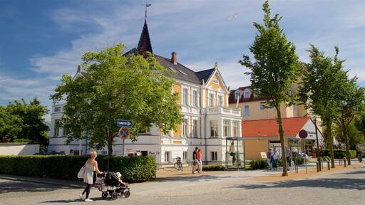 Kuehlungsborn ซึ่งรวมถึง ภาพท้องถนน ตลอดจน ครอบครัว