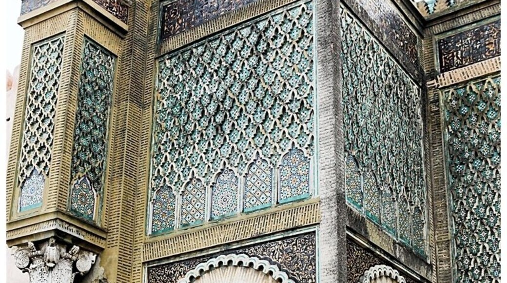 One of the oldest gates in all of Morocco, Bab Mansour in Meknes was completed in 1737.
This is one of the parts of the gate that I was in utter awe of it's detail and beauty.
Today there is an arts and craft gallery through the doors. So cool.
Definitely you need to check it out. WORTH. IT. :)