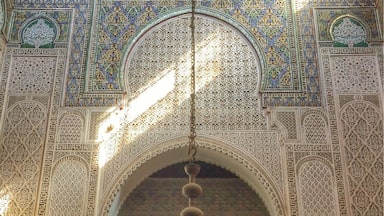 Interior ornamentado com detalhes intrincados em azulejos e um grande candelabro.